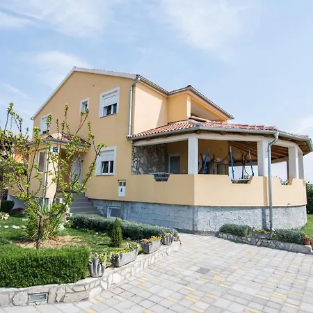 Marica With Swimmingpool Appartement *