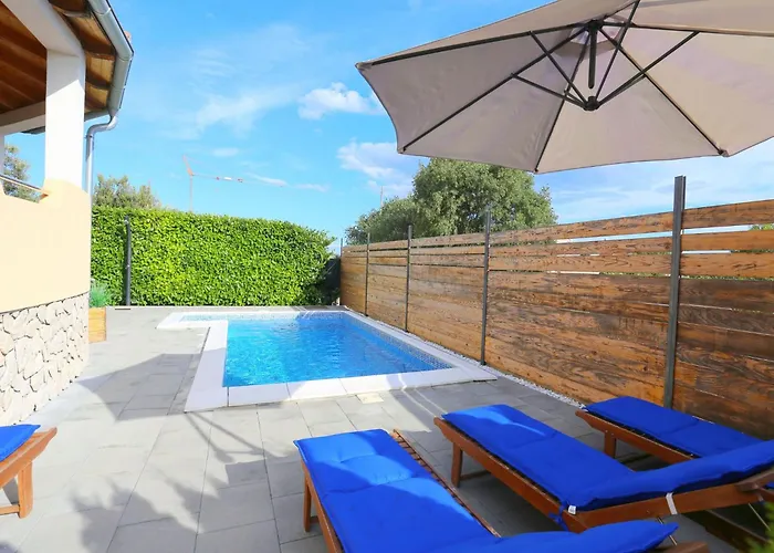 Marica With Swimmingpool Appartement *