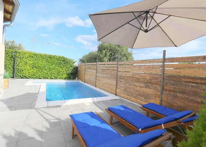 Marica With Swimmingpool Appartement *